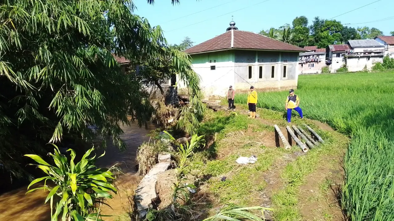 Ancaman bencana pergerakan tanah di Desa Bantaragung, Kecamatan Jampangtengah, Kabupaten Sukabumi, Jawa Barat (Jabar).