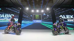 Acara peluncuran yang digelar pada Rabu (21/1/2026) ini dihadiri langsung oleh duet pembalap andalan mereka, Fabio Quartararo dan Alex Rins. Tampak dalam foto, duet pembalap Monster Energy Yamaha, Fabio Quartararo (kiri) dan Alex Rins saat tampil pada perkenalan motor baru Yamaha untuk mengarungi MotoGP 2026 di Jakarta, Rabu (21/1/2026). (Bola.com/M Iqbal Ichsan)