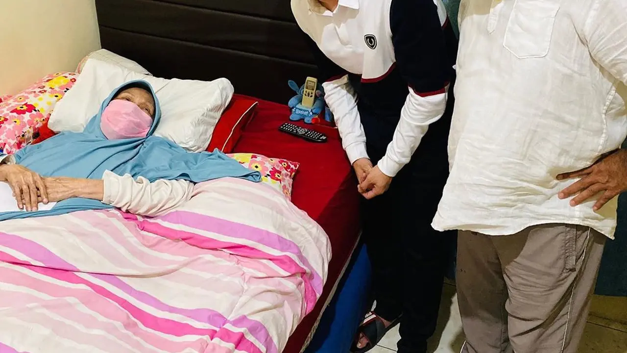 6 Momen Raffi Ahmad Jenguk Aminah Cendrakasih ‘Si Doel’, Suatu Kebanggaan