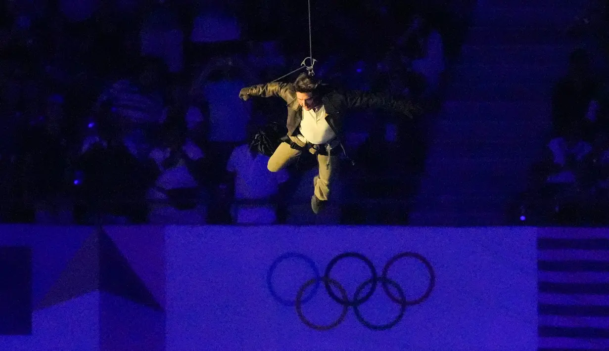 Tom Cruise saat terjun ke dalam stadion pada upacara penutupan Olimpiade Paris 2024 di Stade de France, Minggu 11 Agustus 2024 atau Senin (12/8/2024) dini hari WIB di Saint-Denis, Prancis. (AP Photo/Martin Meissner)