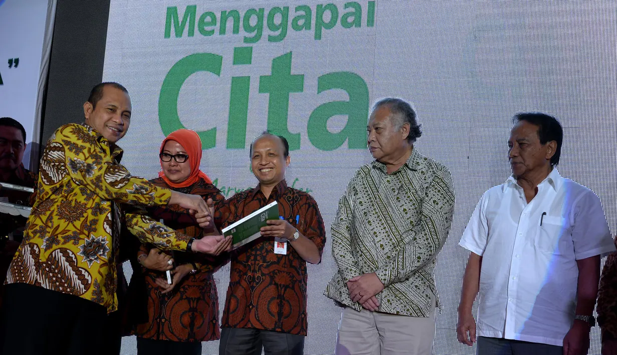 Menteri Desa, PDTT, Marwan Jafar (kiri) memberikan buku "Transmigrasi Menggapai Cita" saat peluncuran buku tersebut di Kantor Kementerian Desa, PDTT, Jakarta, Selasa (19/1/2016). (Foto: Wahyu Wening/Humas Kemendes, PDTT) 