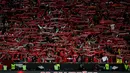 Suporter Benfica mengangkat syal saat merayakan kemenangan "The Eagles" menjuarai Liga Portugal 2013/2014 di Estadio Da Luz, Lisbon, Senin (21/4/2014). (REUTERS/Rafael Marchante)