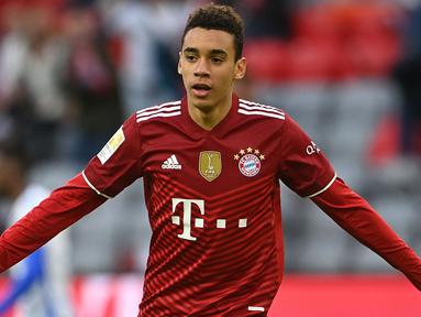 Jamal Musiala menjadi bintang muda Bayern Munchen yang tengah naik daun. Menjalani debut pada akhir musim 2019/20, ia langsung mencetak gol perdana di umur 17 tahun 6 bulan 23 hari. Sejauh ini ia telah tampil sebanyak 18 kali dengan mencetak 4 gol dan 3 assist. (AFP/Christof Stache)