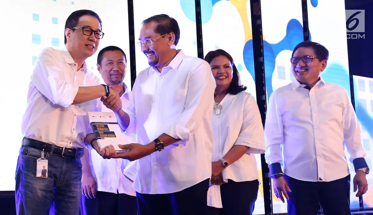 Presdir PT Astra Internasional TBK,  Prijono Sugiarto menerima buku Satu Dasawarsa YPA-MDR Berbakti Melayani Dengan Hati, Bukan Sekedar Berbagi pada HUT ke-10 Yayasan Pendidikan Astra Michael D. Ruslim di Jakarta, Kamis (17/1). (Liputan6.com/Fery Pradolo)