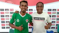 Striker Kalteng Putra, Ugik Sugiyanto (kiri), dan sang pelatih, Kas Hartadi. (Bola.com/Vincentius Atmaja)