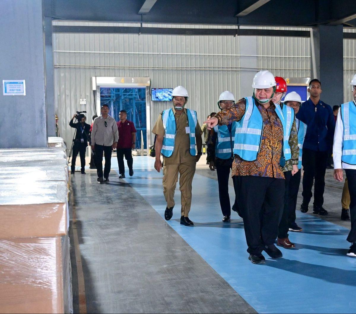 “Sangat besar sekali apalagi kalau ditambah dengan 80 ribu ton produksi di industri ini, berarti akan menjadi 3 juta mobil listrik per tahunnya, sebuah jumlah yang sangat besar sehingga kita akan menjadi pemasok terbesar baik EV baterai maupun kendaraan