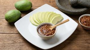 Resep Rujak Mangga Muda dengan Bumbu Pedas Manis, Cocok Buat yang Ngidam