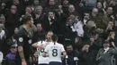 Striker Tottenham Hotspur, Harry Kane, melakukan selebrasi usai membobol gawang Brighton & Hove Albion pada laga Premier League 2019 di Stadion Tottenham Hotspur, Kamis (26/12). Tottenham menang 2-1 atas Brighton & Hove Albion. (AP/Petros Karadjias)
