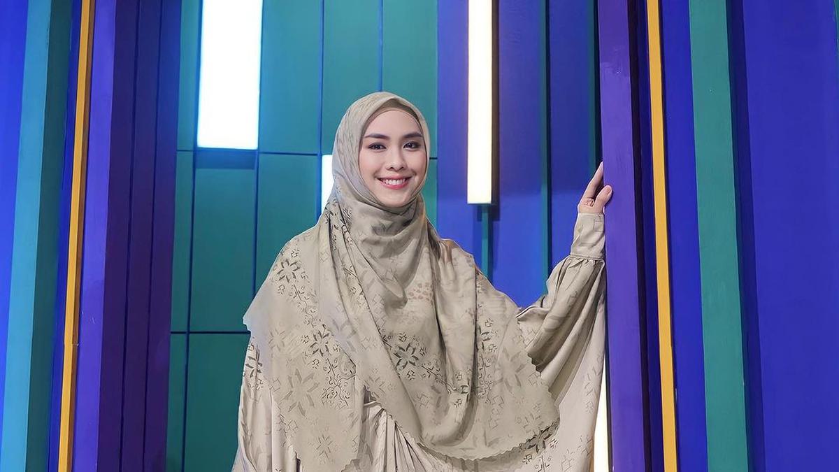 5 Rekomendasi Gamis Sage Green Terbaru, Intip Gaya Elegan Shireen Sungkar hingga Alyssa Soebandono