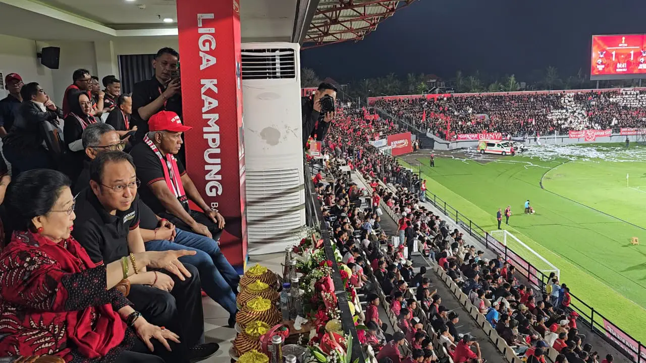 Ketua Umum DPP PDI Perjuangan Megawati Soekarnoputri menyaksikan final Liga Kampung Soekarno Cup 2025 yang mempertemukan Banteng Bali vs Banteng Jawa Timur di Stadion Kapten I Wayan Dipta, Gianyar, Sabtu, (13/12/2025) (Istimewa)