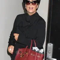 Kris Jenner dan tas yang dilelangnya (via dailymail.co.uk)