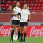 Wasit wanita asal Brasil, Edina Alves Batista (tengah) bersama asisten wasit, Neuza Back (kanan) dan Mariana Del Alemida (kiri), saat melakukan pemanasan jelangmemimpin laga perebutan posisi kelima Piala Dunia Antarklub 2020 antara Ulsan Hyundai dan Al-Duhail, Minggu (7/2/2021). (KARIM JAAFAR / AFP)