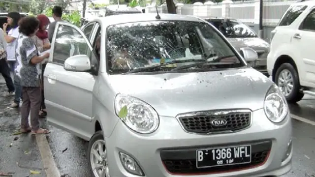 Tertimpa Dahan Pohon, Kaca Depan Mobil Pecah