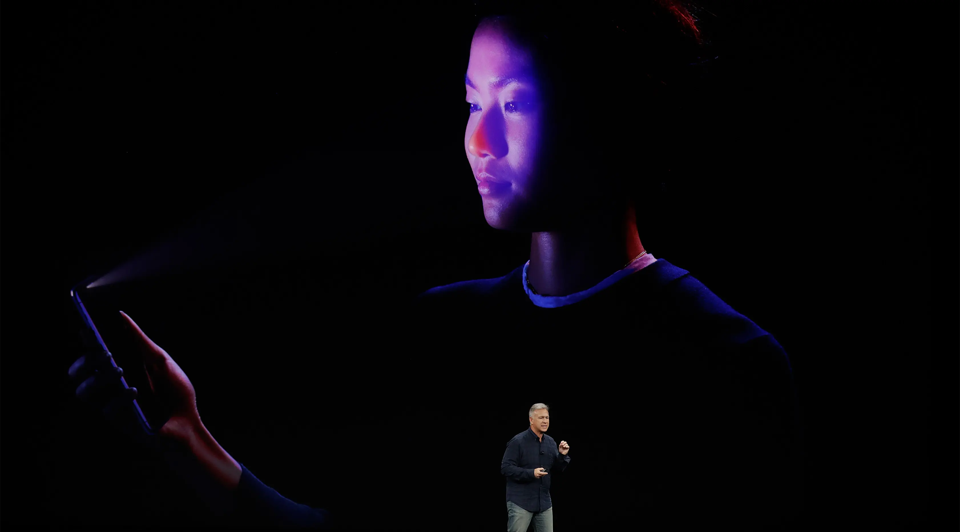 Phil Schiller menuturkan kecanggihan iPhone X dalam peluncuran di Steve Jobs Theatre, California, Selasa (12/9). Kelebihan iPhone X dibanding iPhone lainnya memiliki Face ID, pemindaian wajah untuk membuka kunci layar. (AP Photo/Marcio Jose Sanchez)