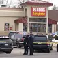 Polisi berjaga di tempat kejadian di luar toko kelontong King Soopers tempat penembakan terjadi di Boulder, Colorado (22/3/2021). Aksi penembakan tersebut rupanya menargetkan antrean vaksinasi yang tengah dilakukan di pusat perbelanjaan tersebut. (AP Photo/Joe Mahoney)