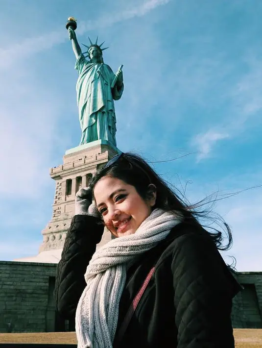 Ketika sang ayah meninggal dunia, Tasya Kamila memang sedang berada di luar negeri untuk menyelesakan studi S2 nya. Bahkan, ia tak bisa bertemu sang ayah untuk terakhir kalinya dan hadir di pemakamannya. (Instagram/tasyakamila)