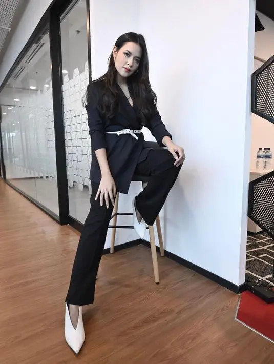 Simple tapi berkelas, cukup padukan setelan blazer warna hitam dengan aksesori berupa belt warna putih. Agar berimbang, kenakan pula heels warna putih. (Instagram/raisa6690).