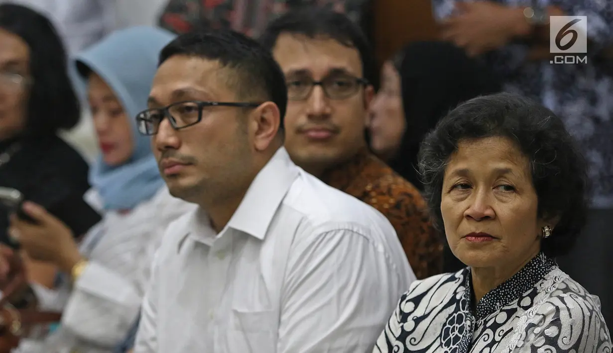 Istri HS Dillon Drupadi dan kedua anaknya saat menghadiri Prosesi Duka Cita dan Penghormatan atas wafatnya  HS Dillon di kantor Komnas HAM, Jakarta. Kamis (19/9/2019). Abu Jenazah HS Dillon akan disemayamkan di Kantor Komnas HAM dan Merayakan Kehidupan HS.Dillon. (Liputan6.com/Herman Zakharia)