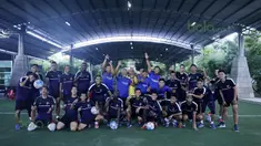 Official dan Pemain T-Team foto bersama di Lapangan Futsal Extreme Park di Ipoh, Perak, Malaysia, Jumat (29/1/2016). (Bola.com/Nicklas Hanoatubun)