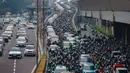 Kepadatan terjadi seiring kembalinya para pekerja ke rutinitas normal serta hari pertama sekolah untuk semester genap tahun ajaran 2025-2026. Tampak dalam foto, pengendara terjebak macet saat hari pertama masuk kerja dan sekolah 2026 di Jalan Jenderal Gatot Subroto, Jakarta, Senin (5/1/2026). (merdeka.com/Arie Basuki)
