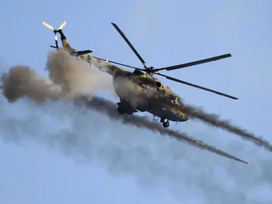 Helikopter militer menembakkan senjata saat terbang di atas tempat pelatihan Gozhsky dalam latihan militer Union Courage-2022 Rusia-Belarusia di Belarusia. Rusia dengan tegas menyangkal bahwa mereka bermaksud untuk melancarkan serangan terhadap Ukraina. (Vadzim Yakubionak, BelTA via AP)