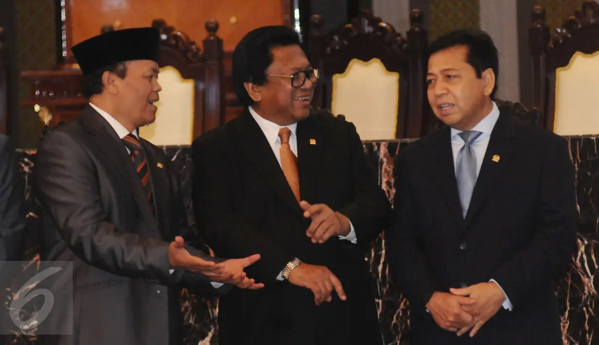 Ketua DPR, Setya Novanto (kanan) berbincang dengan Ketua DPD, Oesman Sapta Odang dan Hidayat Nur Wahid saat menghadiri upacara pengucapan sumpah jabatan Ketua dan Wakil Ketua BPK di Gedung MA, Jakarta, Rabu (26/4). (Liputan6.com/Helmi Fithriansyah)