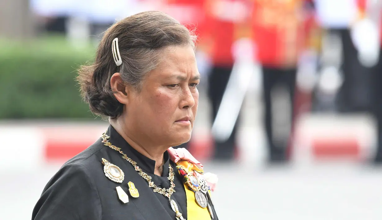 Ekspresi Putri Thailand, Maha Chakri Sirindhorn saat mengikuti prosesi kremasi almarhum Raja Bhumibol Adulyadej di Bangkok, Thailand (26/10). Maha Chakri Sirindhorn, merupakan putri sulung dari Raja Bhumibol dan Ratu Sirikit. (AP Photo/Kittinun Rodsupan