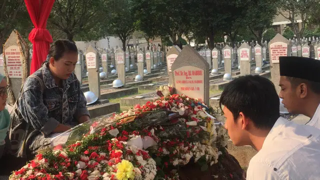 Warga menyambangi makam Presiden ke-3 RI BJ Habibie di TMP Kalibata, Jakarta, Sabtu (14/9/2019)