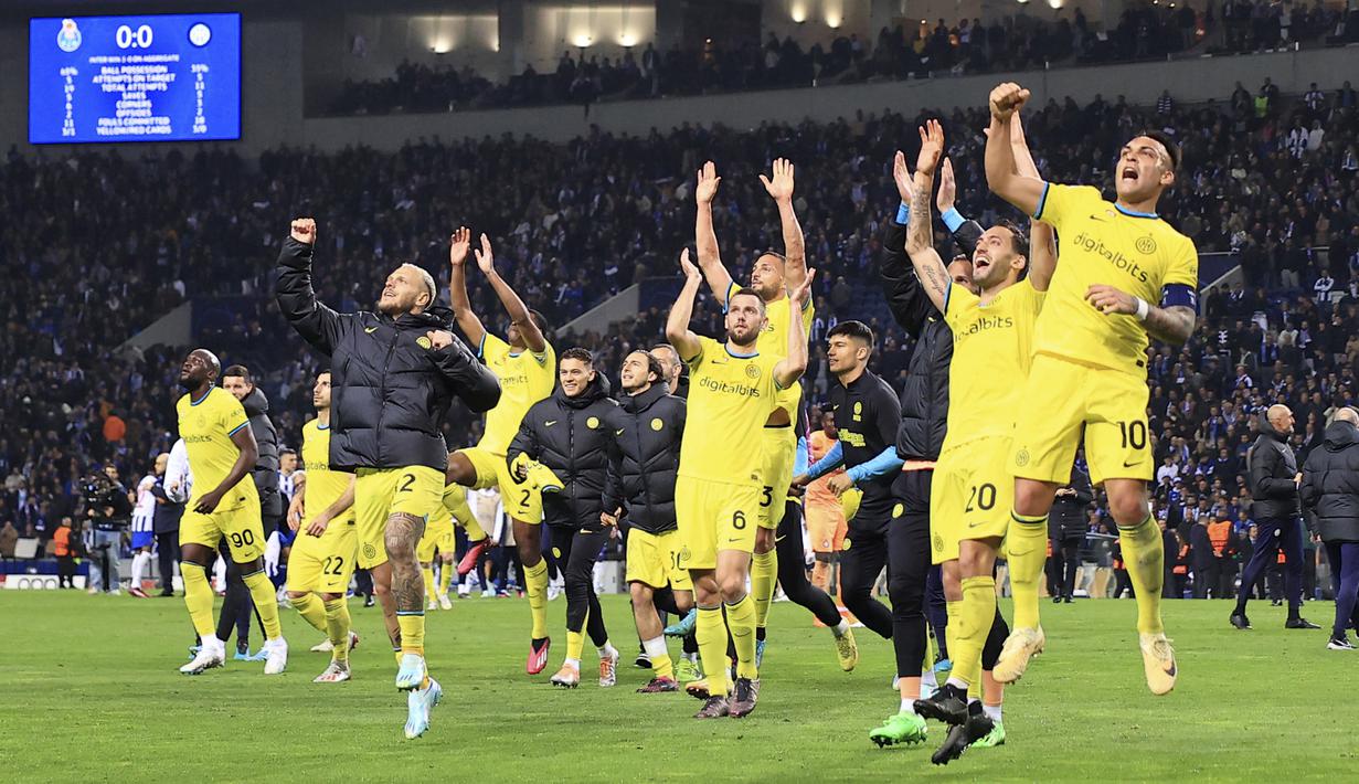 Para pemain Inter Milan merayakan keberhasilan lolos ke perempat final setelah bermain imbang dengan FC Porto pada leg kedua babak 16 besar Liga Champions di Estadio Do Dragao, Rabu (15/03/2023). (AP Photo/Luis Vieira)