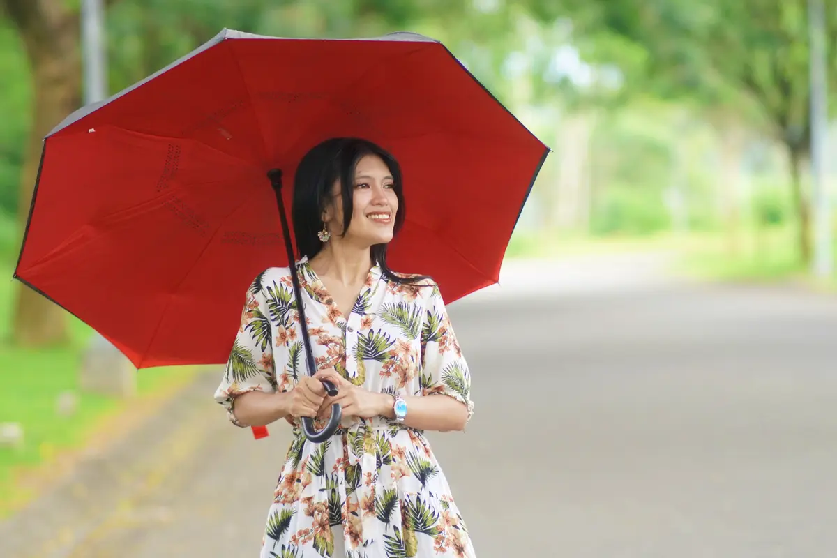 wanita desember payung berjalan