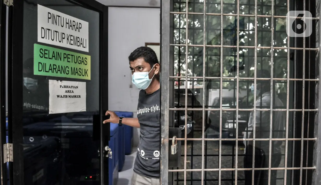 Petugas berjaga di depan gudang penyimpanan vaksin COVID-19 produksi Sinovac di UPTD Instalasi Farmasi Dinas Kesehatan Kota Bekasi, Jawa Barat, Selasa (12/1/2021). Sebanyak 14.060 vaksin COVID-19 produksi Sinovac diterima Dinas Kesehatan Kota Bekasi pada tahap I. (merdeka.com/Iqbal S. Nugroho)