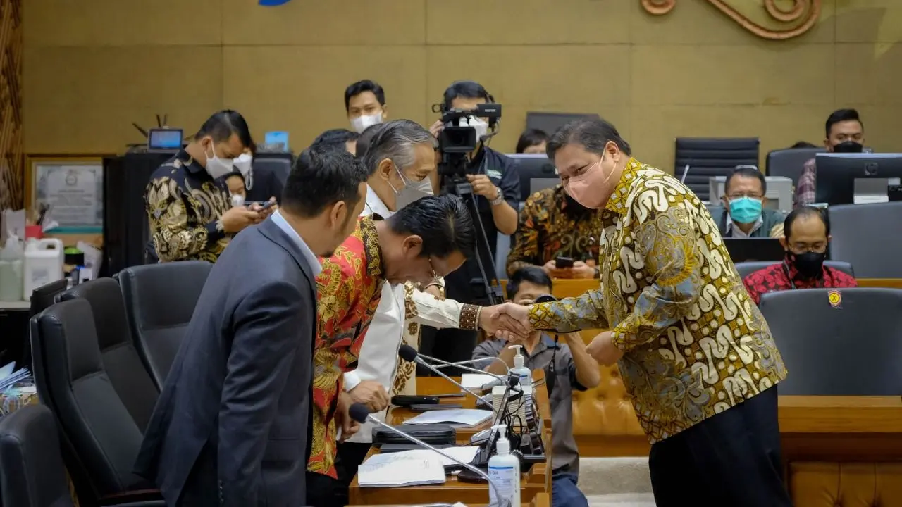 Menko Perekonomian Airlangga Hartarto menyampaikan Pokok Penjelasan Pemerintah Mengenai Daftar Inventarisasi Masalah atas RUU tentang Perubahan Kedua UU Nomor 12 Tahun 2011 Tentang Pembentukan Peraturan Perundang-Undangan Badan Legislasi DPR. (ekon.go.id)