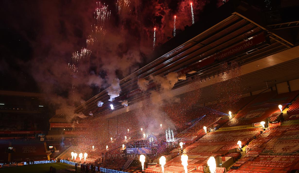 Pertunjukan kembang api menerangi Stadion Anfield saat perayaan trofi juara Premier League usai pertandingan Liverpool melawan Chelsea, Kamis (23/7/2020) dini hari WIB. Fans Liverpool tetap berdatangan ke area Stadion Anfield meski ada permintaan untuk merayakan di rumah. (AFP/Laurence Griffiths/poo