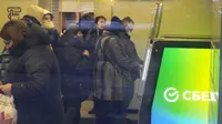 Orang-orang mengantre untuk menarik uang dari ATM di Sberbank di St. Petersburg, Rusia, 25 Februari 2022. Warga Rusia berbondong-bondong ke bank dan ATM tak lama setelah Rusia melancarkan serangan ke Ukraina dan Barat mengumumkan sanksi yang melumpuhkan ekonomi. (AP Photo/Dmitri Lovetsky)