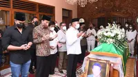 Presiden Joko Widodo (Jokowi) bertakziah ke rumah duka almarhum Miyono Suryosardjono, di Kota Surakarta, pada Senin, 28 Februari 2022. (Biro Pers)