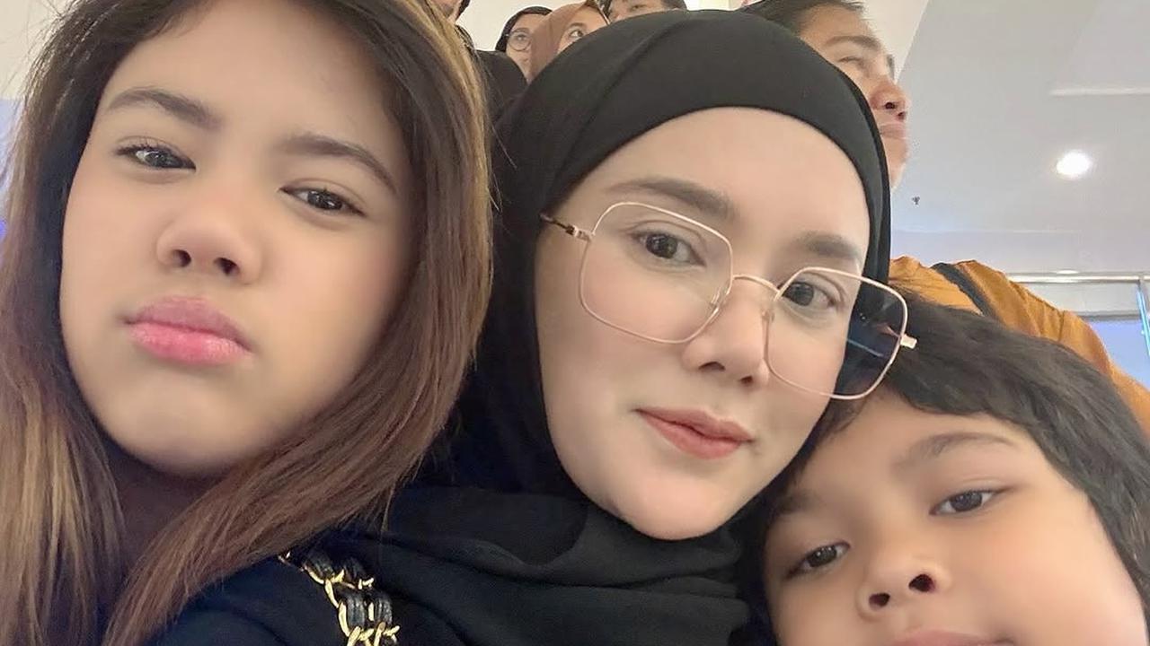 7 Potret Mulan Jameela Kumpul Bareng Keempat Anaknya, Sebut Abis Gaul dengan Teman Sepermainan
