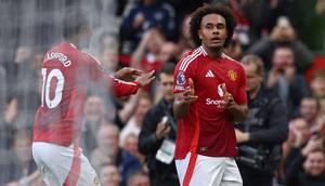 Penyerang Manchester United asal Belanda bernomor punggung 11, Joshua Zirkzee (kanan), merayakan gol kedua timnya dalam pertandingan Liga Primer Inggris antara Manchester United dan Everton di Old Trafford di Manchester, Inggris barat laut, pada tanggal 1 Desember 2024. (Darren Staples/AFP)