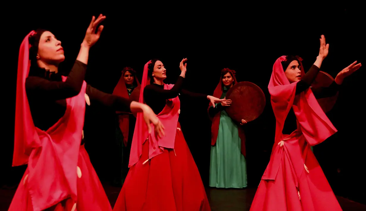 Kelompok seni Khishtan menampilkan tarian Sama atau tarian Sufi di aula teater, Teheran, Iran, 15 Oktober 2021. Sama adalah bentuk ibadah yang populer dalam tasawuf. (AP Photo/Ebrahim Noroozi)
