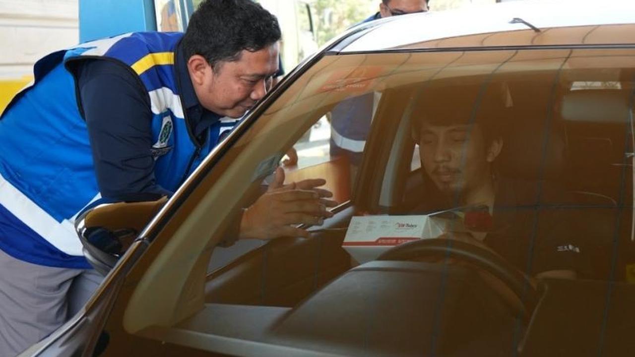 Ada Apa dengan Mawar? Jasamarga Bagikan Mawar di Harpelnas 2025, Tingkatkan Pelayanan Pengguna Tol