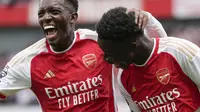 Dua pencetak gol Arsenal ke gawang Nottingham Forest pada laga pekan pertama Premier League 2023/2024, Eddie Nketiah dan Bukayo Saka. Keduanya membantu Arsenal meraih tiga poin pertama The Gunners pada musim ini, Sabtu (12/8/2023) malam WIB. (AP Photo/Kirsty Wigglesworth)