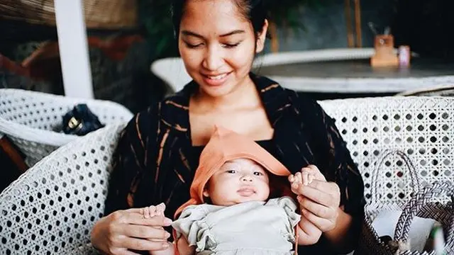 6 Potret Seleb Jadi Ibu Baru Gendong Buah Hati Pertamanya, Bahagia Banget
