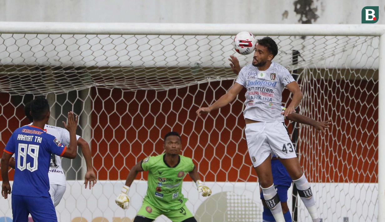 Pemain Bali United, Willian Silva Costa Pacheco (kanan) berhasil memenangkan duel diudara yang terjadi di depan gawang Persiraja Banda Aceh dalam pertandingan Babak Penyisihan Piala Menpora 2021 Grup D di Stadion Maguwoharjo, Sleman. Senin (29/3/2021). (Foto: Bola.com/Ikhwan Yanuar)