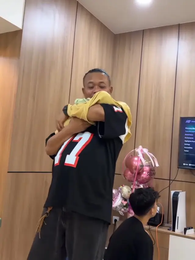 6 Potret Baby Selina Digendong Keluarga, Momen Bahagia Kelahiran Cucu Sule