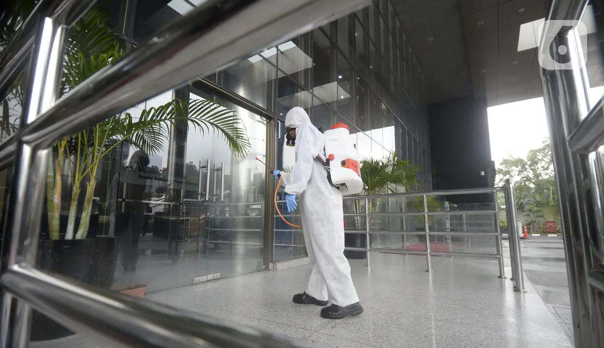 Petugas kesehatan melakukan peyemprotan disinfektan di bagian luar Gedung KPK, Jakarta, Rabu (18/3/2020). Penyemprotan dilakukan untuk mencegah penyebaran virus corona COVID-19. (merdeka.com/Dwi Narwoko)
