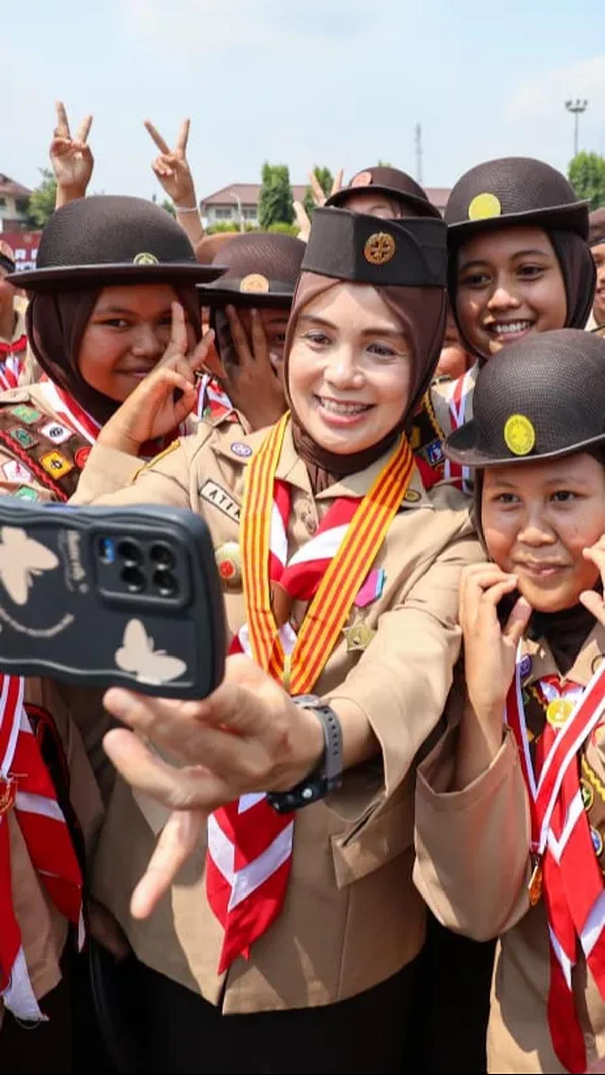 "Iya, nanti ya. Saya senang banget melihat kegiatannya banyak. Ada karawitan, selawatan, marching band. Hebat," ucap Atikoh.
