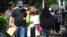 Sejumlah calon penonton berdatangan untuk melakukan penukaran tiket konser Blackpink di Stadion Utama Gelora Bung Karno (SUGBK), Jakarta, Kamis (9/3/2023). Konser bertajuk Blackpink World Tour [Born Pink] Jakarta dijadwalkan akan berlangsung pada tanggal 11 dan 12 Maret 2023. (merdeka.com/Imam Buhori)