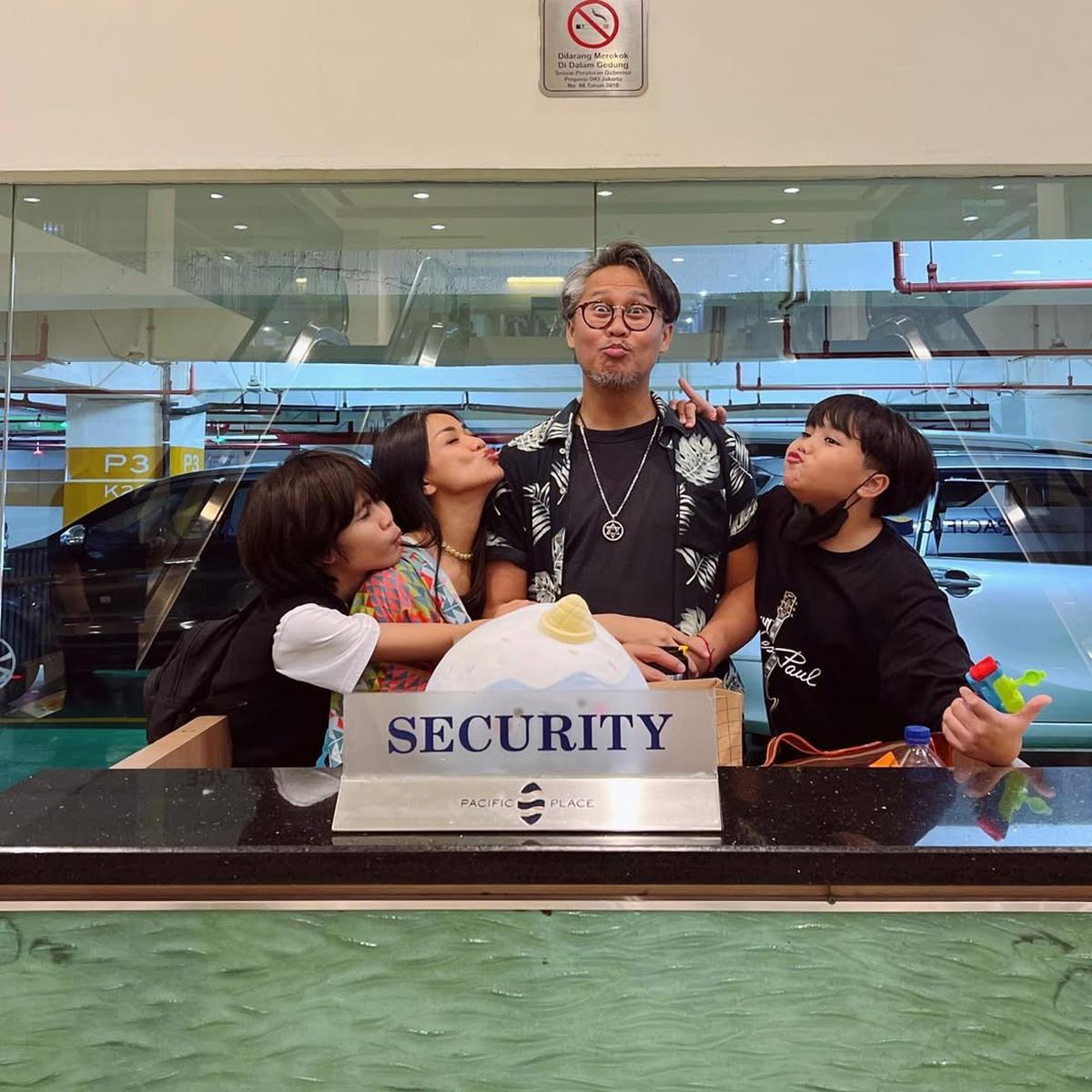 Ernest Cokelat Unggah Foto Lawas Bareng Nirina Zubir, Netizen Dibuat Salah Fokus dengan Lirikan Matanya