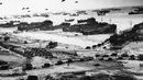 Beberapa kendaraan tempur turun dari kapal LST di Normandia, Perancis pada Juni 1944 silam. (AFP PHOTO/US NAVY Historical Center)