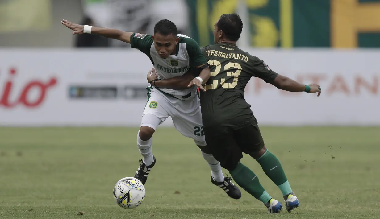 Gelandang Persebaya, Riza Maulana, berusaha melewati hadangan pemain Tira Persikabo pada laga Piala Presiden 2019 di Stadion Si Jalakl Harupat, Soreang, Bandung, Selasa (12/3). Persebaya bermain imbang 0-0  atas Tira Persikabo. (Bola.com/Yoppy Renato)