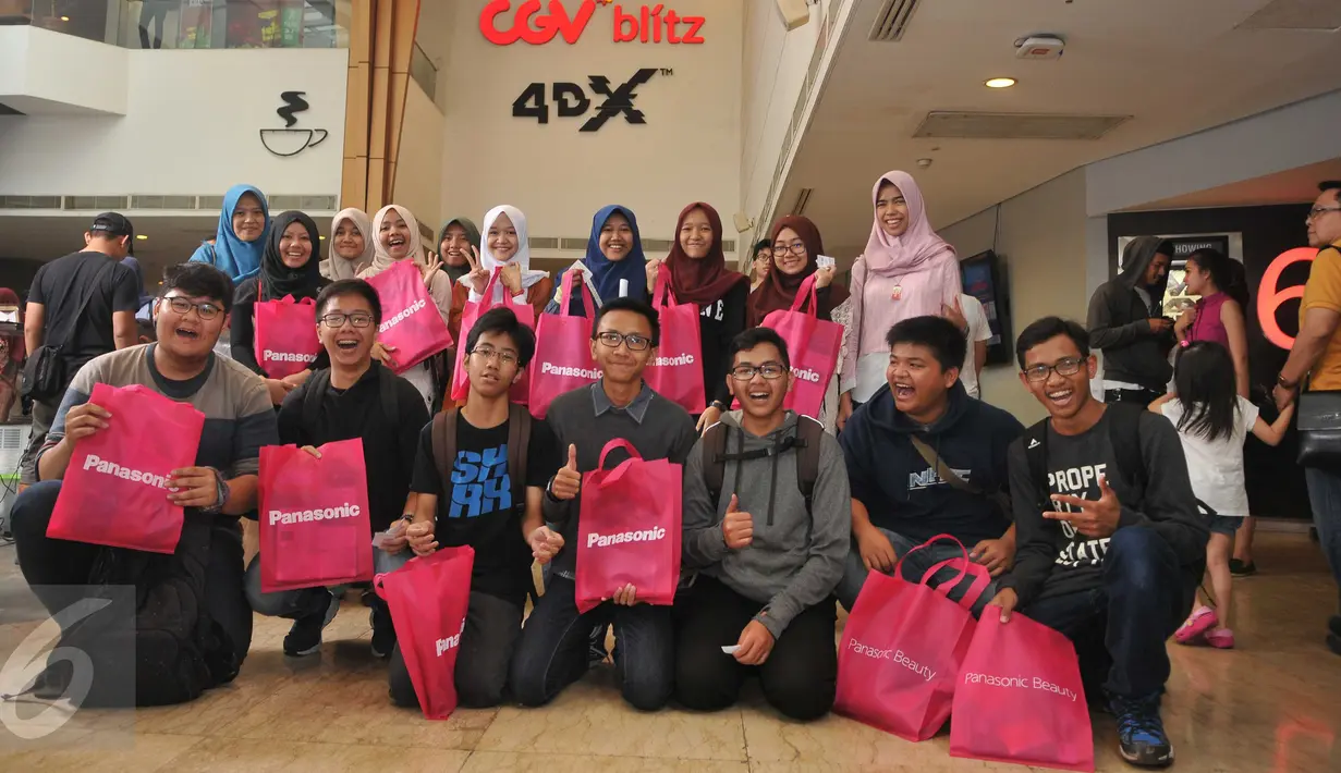 Sejumlah berpose membawa bingkisan sebelum nonton bareng Cinemaholic dan Panasonic Viera di CGV Blitz, Bandung, Minggu (7/8). Cinemaholic dan Panasonic Viera gelar nonton bareng Rebel's Team. (Liputan6.com/Gempu M Surya)